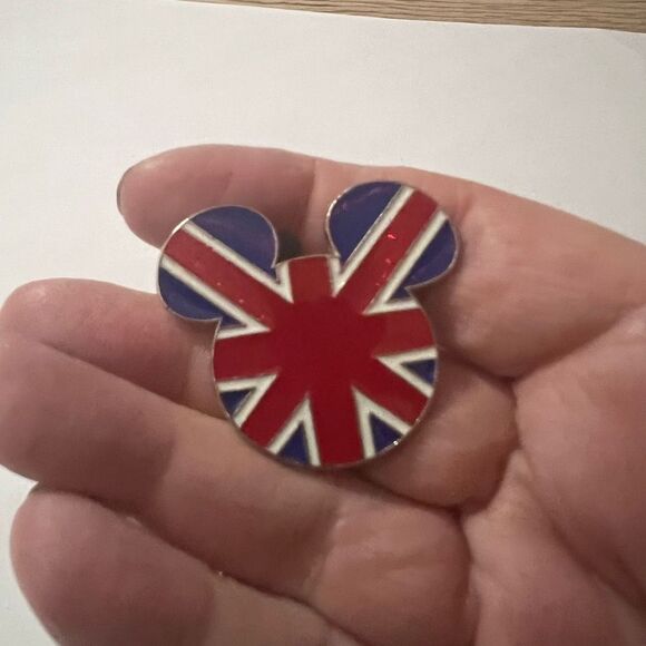 Disney Collectible Pin Badge  WDW Epcot Flag of Great Britain Mickey Mouse Ears - Picture 7 of 7